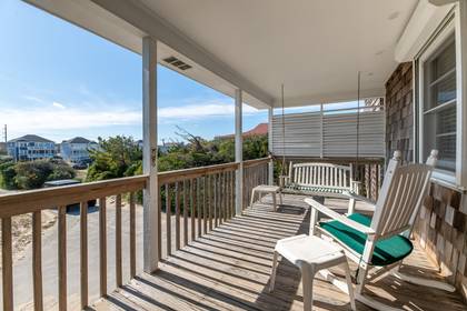 Covered Deck w/Swing