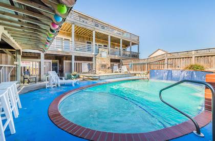 Pool Deck w/Wading Area and Tiki Bar
