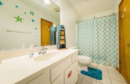 Mid Level Hall Bath