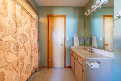 Upper Level Shared Bath