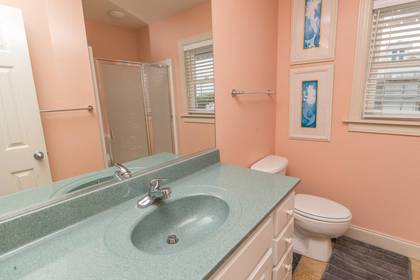 Mid Level Hall Bath