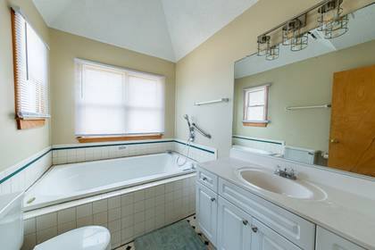 Upper Level Master Bath