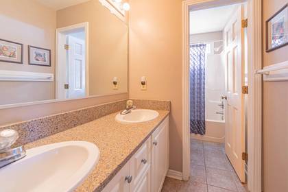 Mid Level Hall Bath