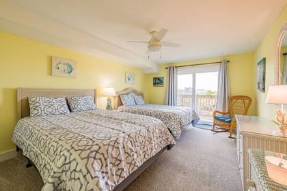 Bedroom w/2 Queens