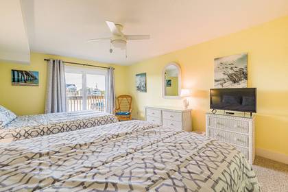 Bedroom w/2 Queens