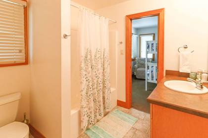 Mid Level Shared Bath