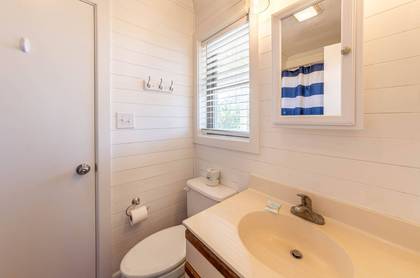 Mid Level Shared Bath