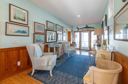 Mid Level Sitting Area