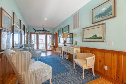 Mid Level Sitting Area