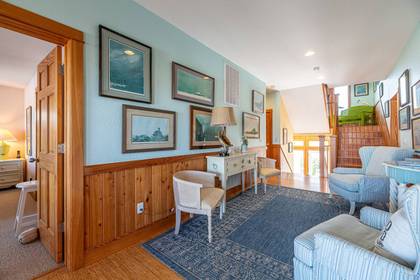 Mid Level Sitting Area