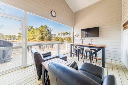 Screened Porch w/Flat Screen