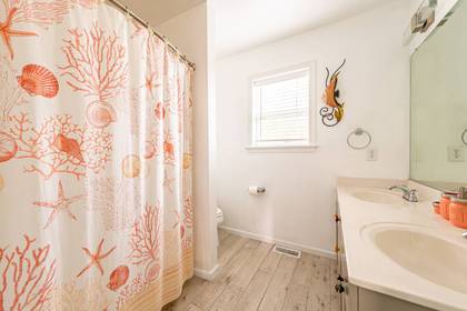 Mid Level Hall Bath