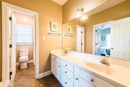 Mid Level Hall Bath