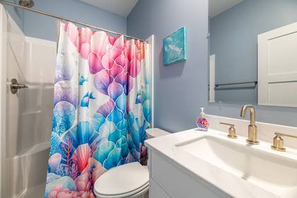 Mid Level Hall Bath