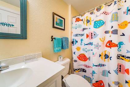 Mid Level Hall Bath