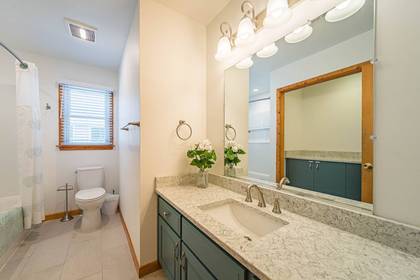Mid Level Hall Bath