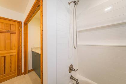 Mid Level Hall Bath