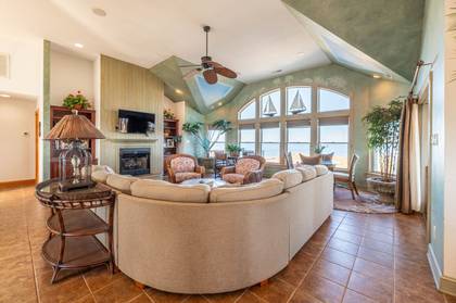 Great Room w/Custom Murals