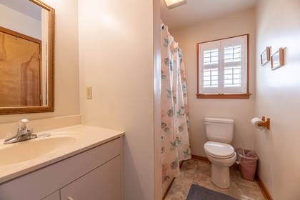 Mid Level Hall Bath