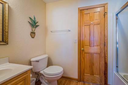 Upper Level Semi-private Bath