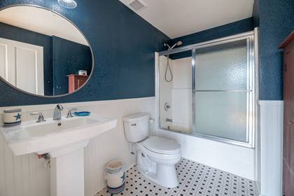 Mid Level Hall Bath