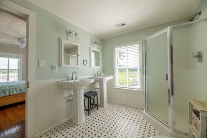 Upper Level Semi-private Bath