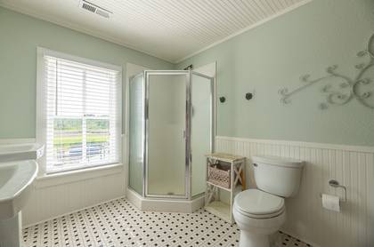 Upper Level Semi-private Bath