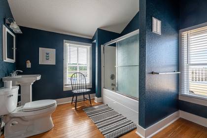 Upper Level Bath