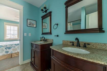 Upper Level Shared Bath