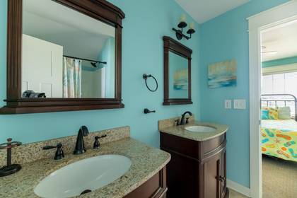 Upper Level Shared Bath