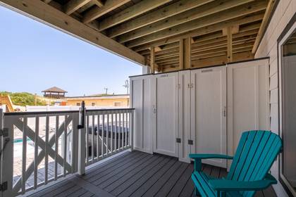 Outdoor Shower and Powder Room