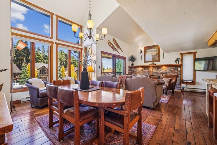 Dining/Living Area - 4 O'Clock Lodge D25 - Breckenridge Vacation Rental Dining/Living Area - 4 O'Clock Lodge D25 - Breckenridge Vacation Rental