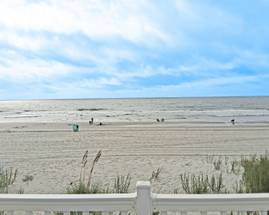 Steps from the beach! Steps from the beach!