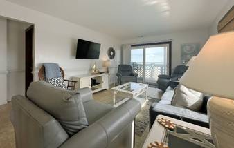 Gather & watch TV or take in the ocean views! Gather & watch TV or take in the ocean views!