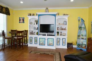 Extra table - perfect for puzzles & games Extra table - perfect for puzzles & games