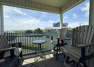 Feel the ocean breeze. (pool & ocean views from the private balcony). Feel the ocean breeze. (pool & ocean views from the private balcony).