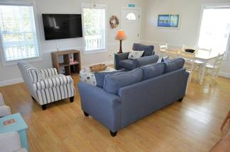 Plenty of natural light as you enter the living area. Plenty of natural light as you enter the living area.