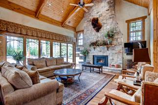 Living Area - Hatari Lodge - Breckenridge Vacation Rental Living Area - Hatari Lodge - Breckenridge Vacation Rental